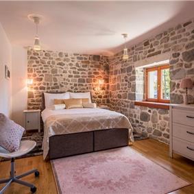 3 Bedroom Villa with Pool near Split, Sleeps 6-8  
